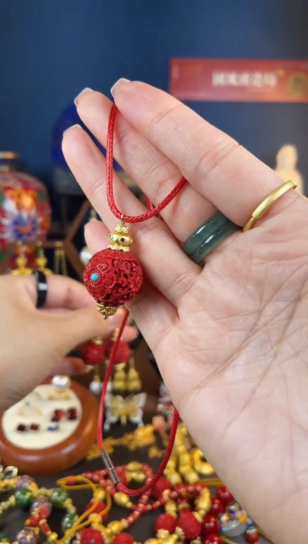 【闪购商品】红红满雕工设计师款吊坠