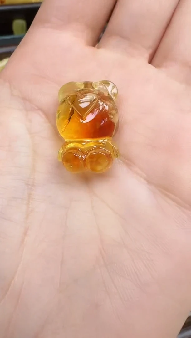 未镶嵌琥珀裸石如图