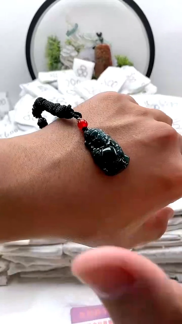 翡翠未镶嵌颈饰小财神