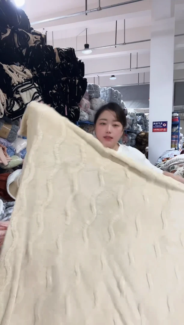 混纺主播手上展示的产品