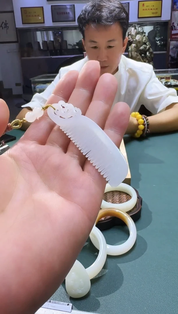 颈饰未镶嵌和田玉（白玉）一梳百顺