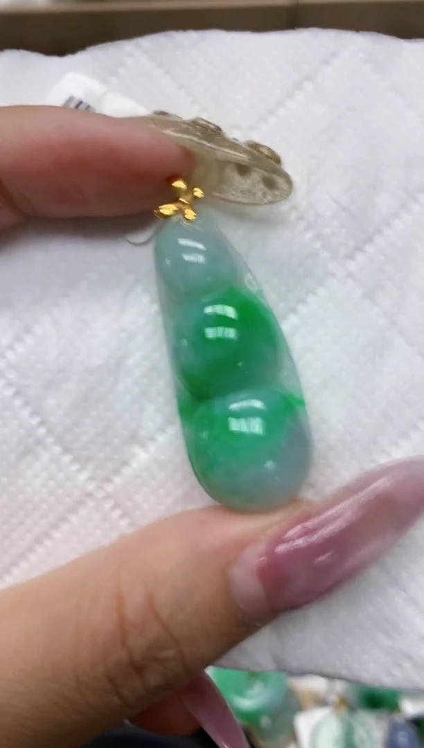 翡翠18K金镶嵌颈饰1111111111