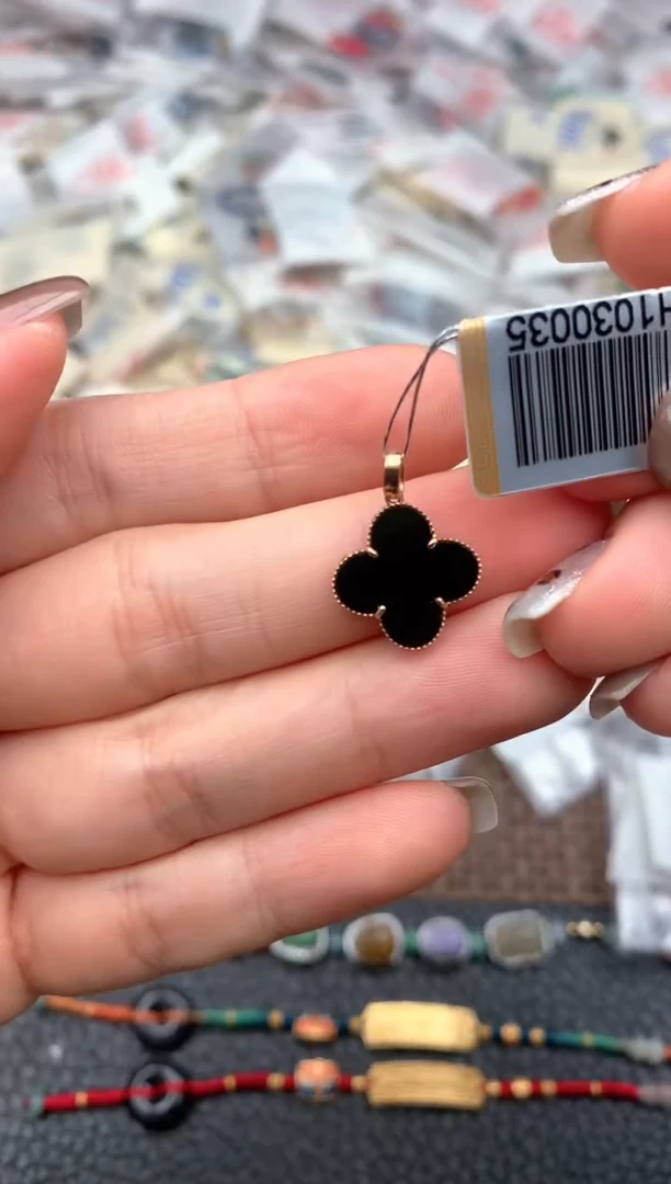 18K金镶嵌挂件翡翠一