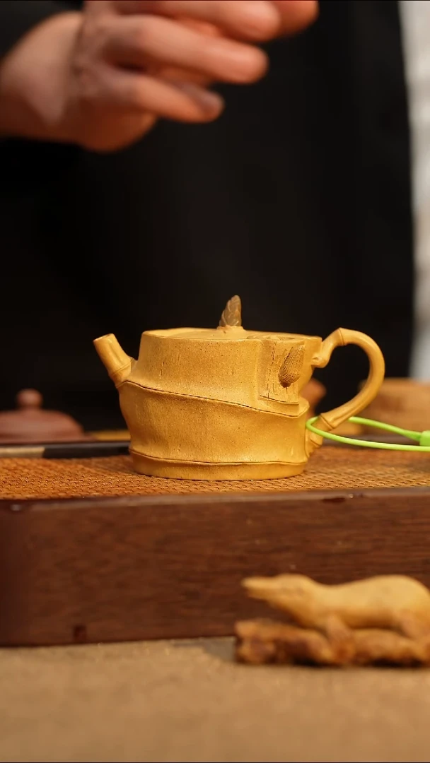 茶壶紫砂黄龙山黄段黄缎松竹逐春