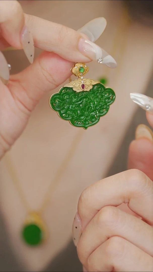 项链18K金镶嵌翡翠吊坠