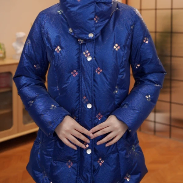 2024冬季新款克莱因蓝亮片羽绒服 显腰身减龄气质