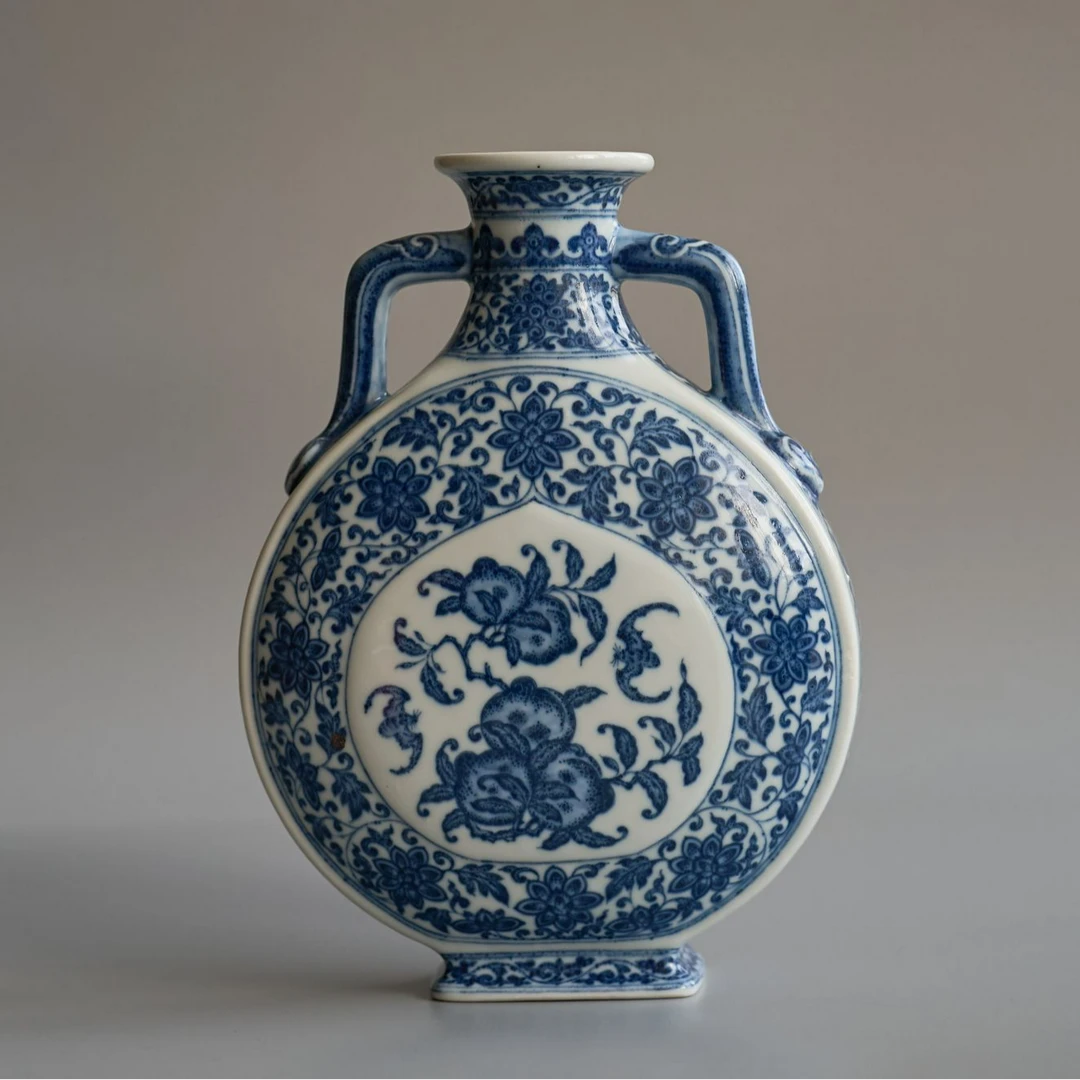 守艺 · 青花缠枝桃福纹抱月瓶 高25cm宽19cm底8cm 玉窑 柴窑 押窑
