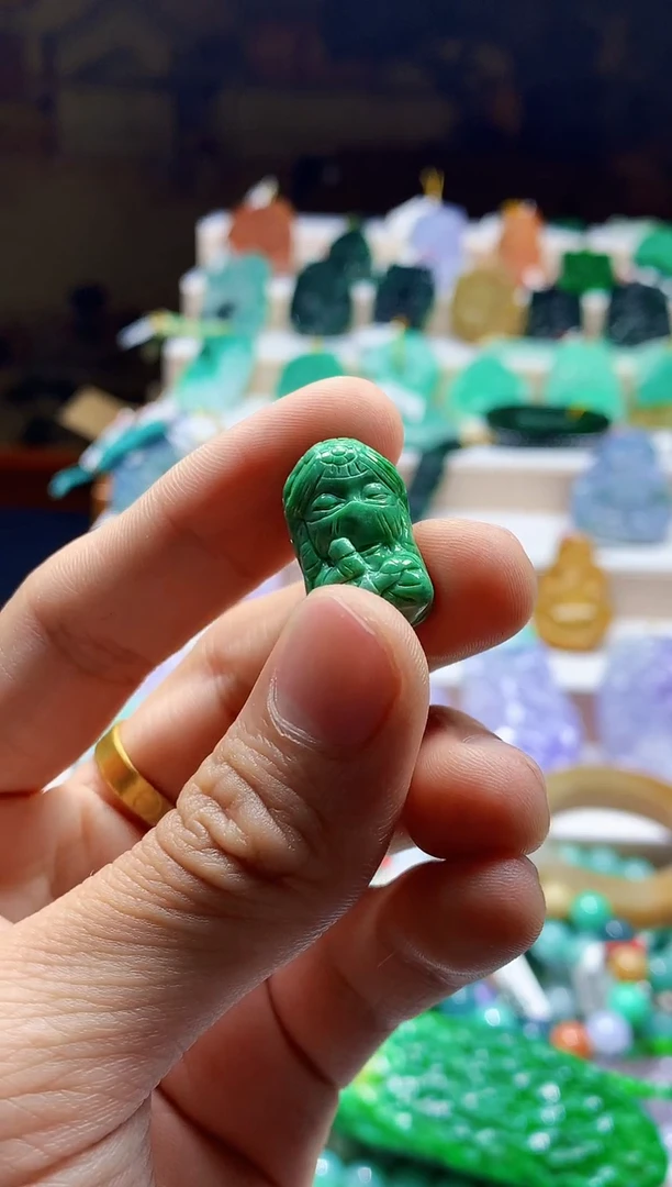 颈饰未镶嵌翡翠天然A货翡翠茶几拉姆