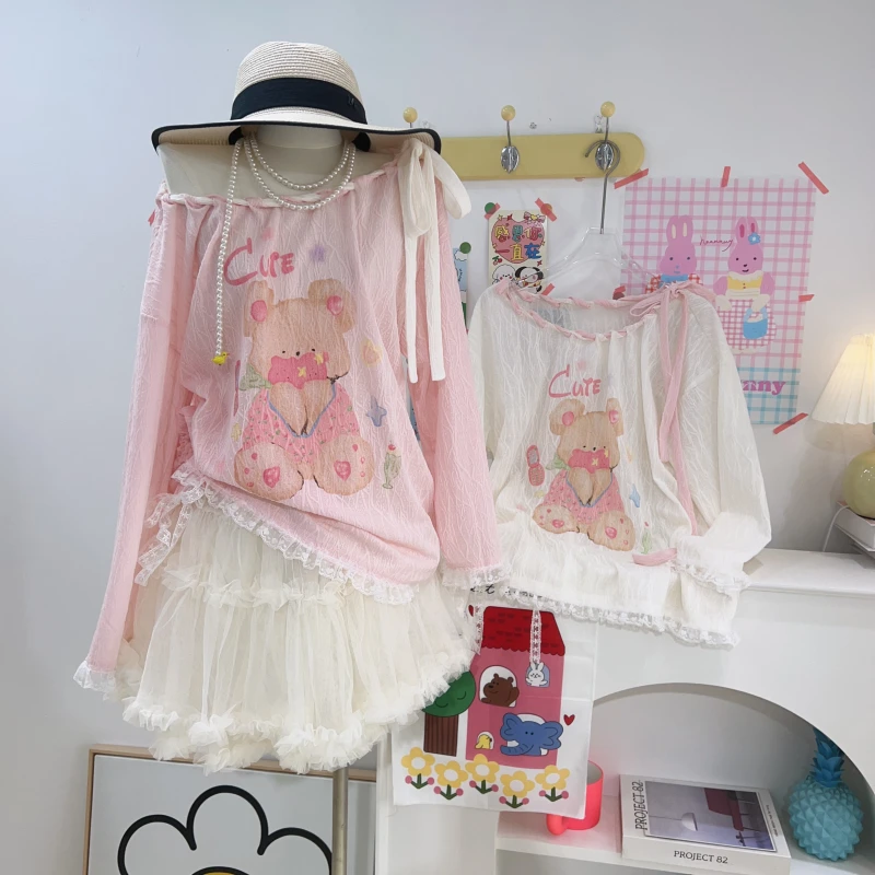 【钱呼呼】清版~“花花小熊”2025可爱印花斜肩漏肩花边肌理感T恤