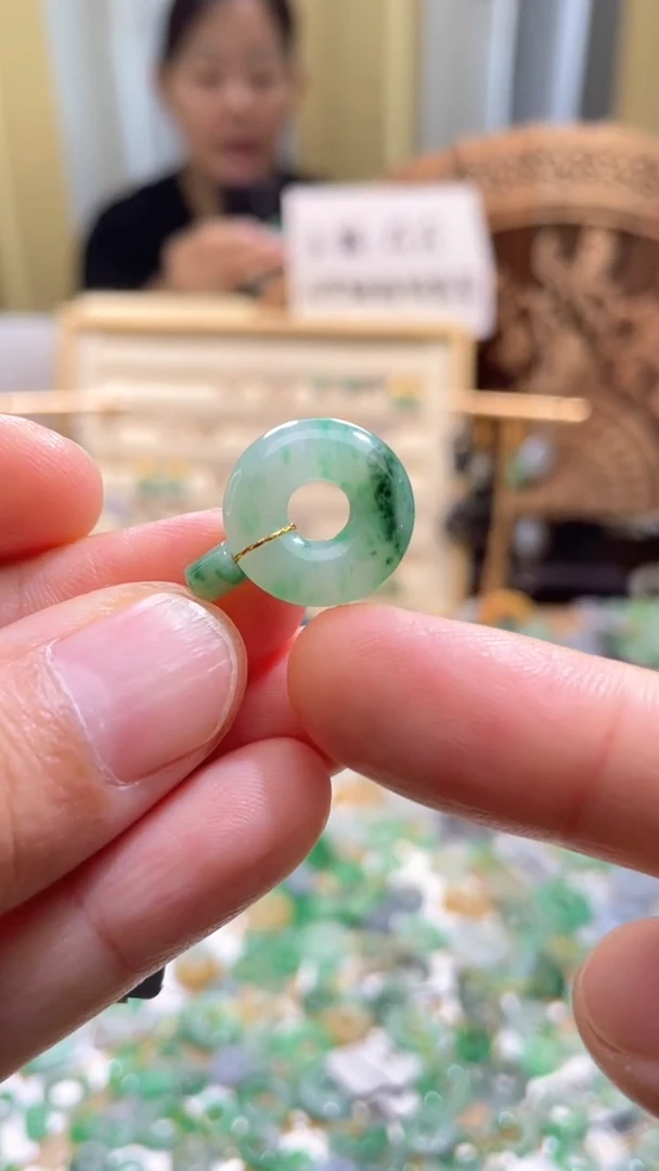 翡翠未镶嵌颈饰甜甜圈