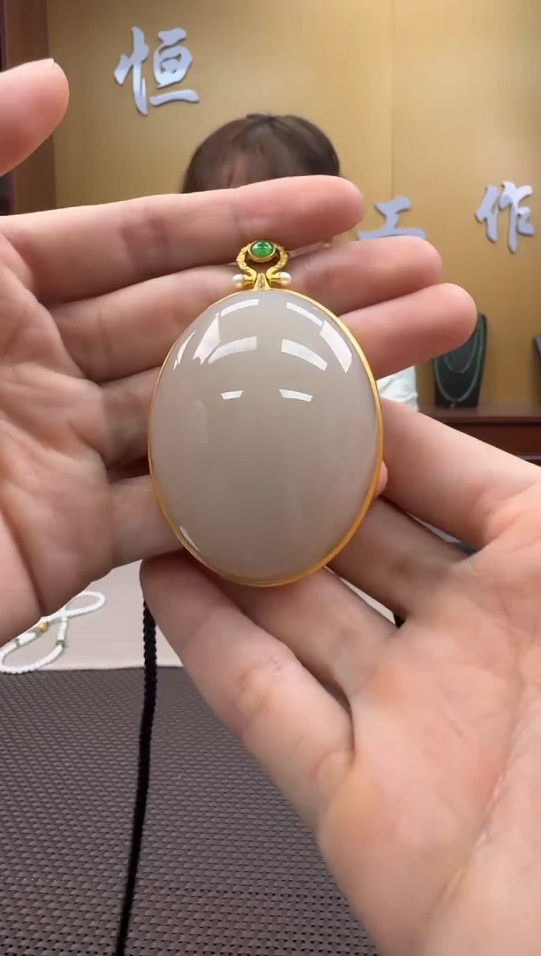 和田玉18K金镶嵌颈饰挂件