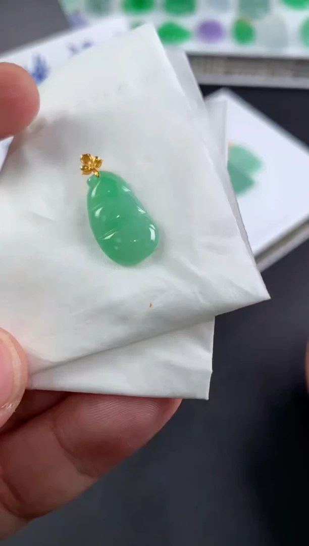 颈饰18K金镶嵌翡翠翡翠