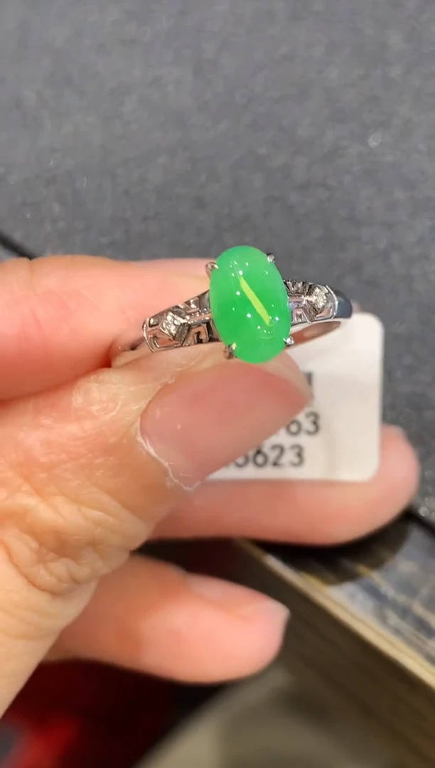 翡翠戒指18K金镶嵌多样性发其一