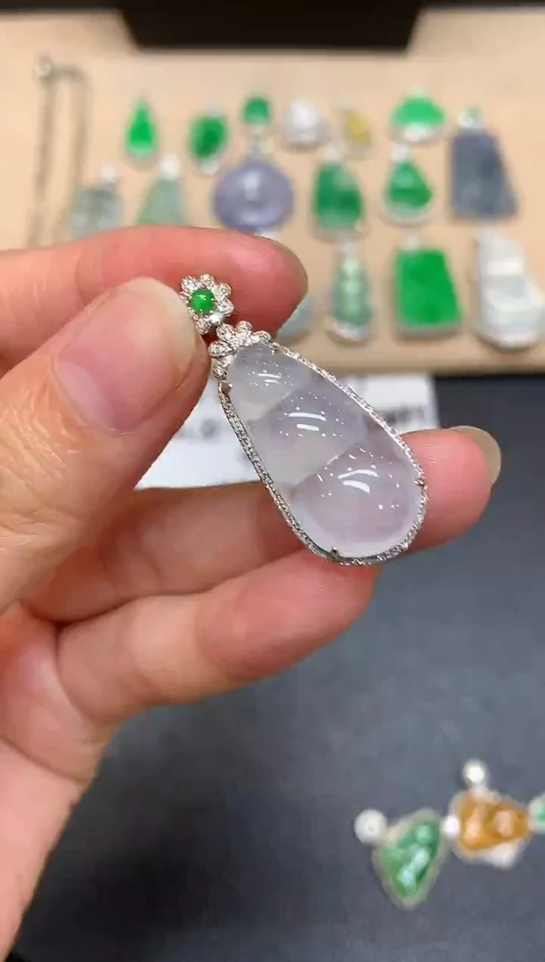 颈饰18K金镶嵌翡翠福豆【无服务费