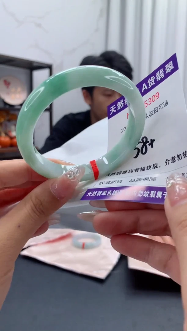 未镶嵌手镯翡翠有纹，完美者勿拍