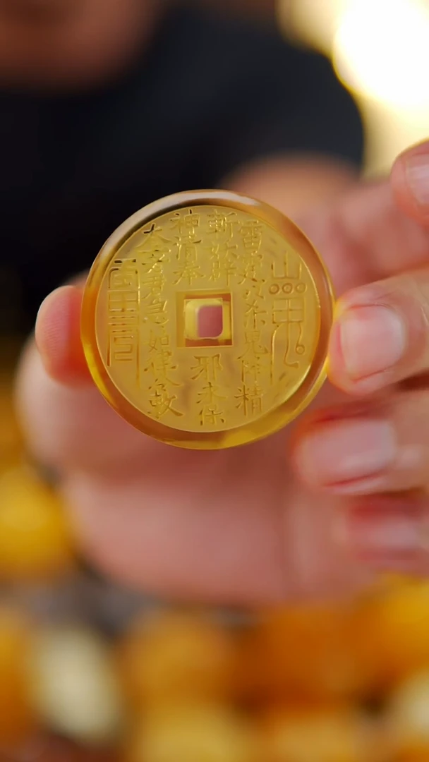 琥珀颈饰未镶嵌雕刻花钱吊坠18.18