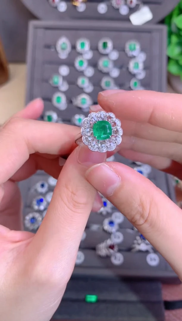 【闪购商品】祖母绿戒指18K金镶嵌1.86CT