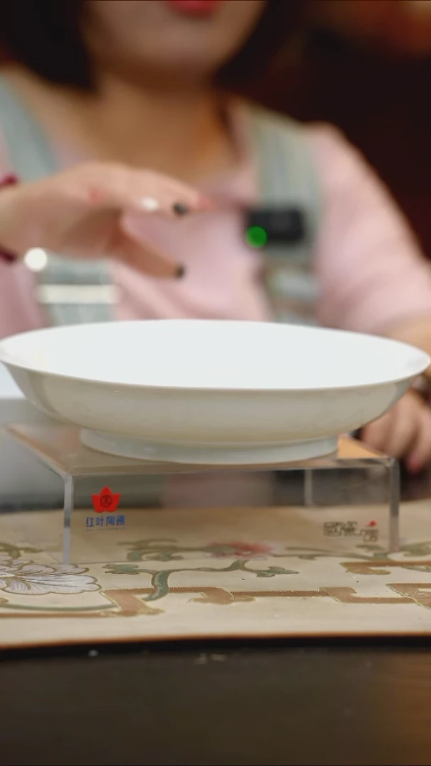 1个微瑕白胎10英寸龙呙盘(无底款)