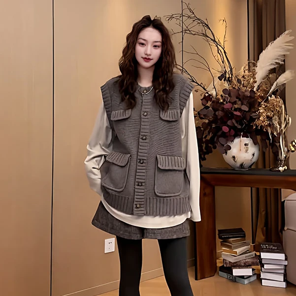 大码韩系大口袋灰色无袖针织马甲女2025冬季胖mm宽松显瘦叠穿上衣