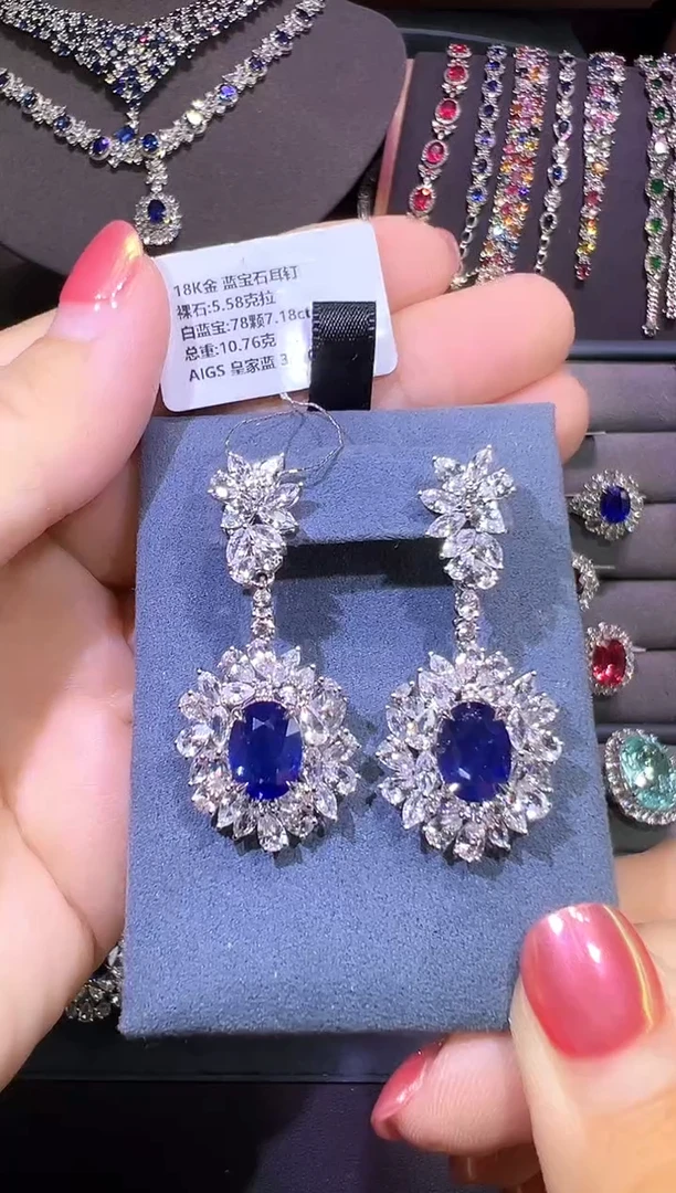 耳钉蓝宝石18K金镶嵌5.58CT/AIGS皇家蓝