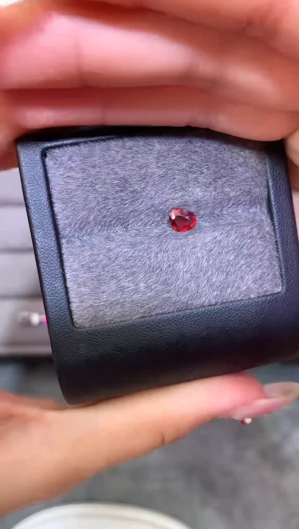 未镶嵌裸石定制尖晶石心形 红色调 0.59ct