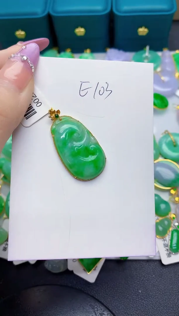 翡翠18K金镶嵌颈饰缅甸天然翡翠A货
