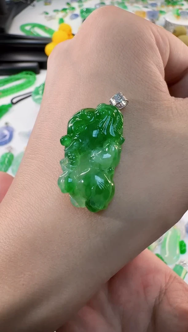 颈饰18K金镶嵌翡翠缅甸A货翡翠