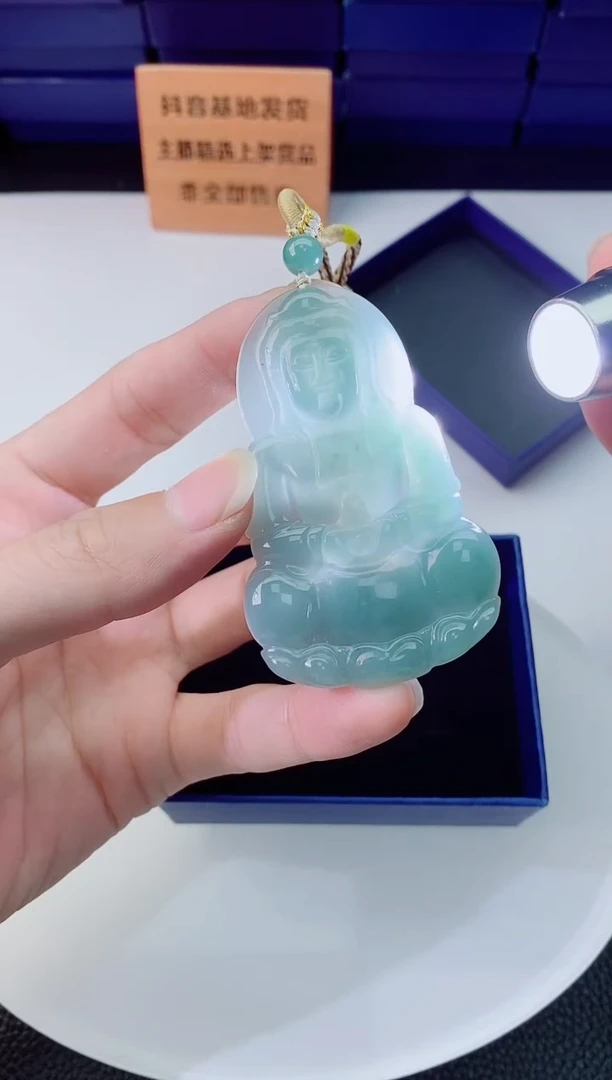 翡翠未镶嵌颈饰    `