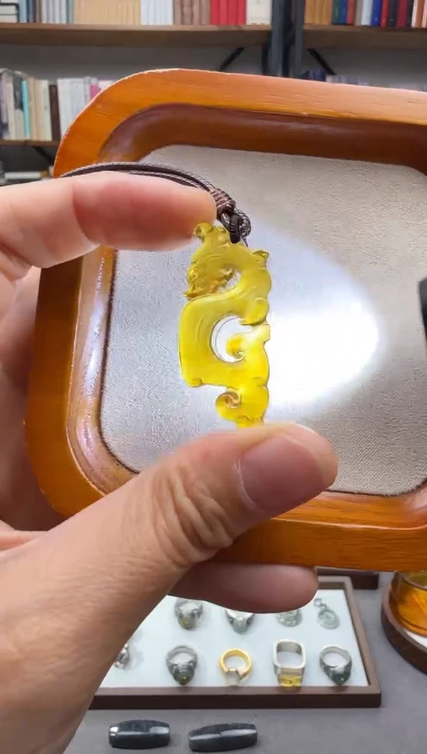 琥珀颈饰未镶嵌龙形佩吊坠