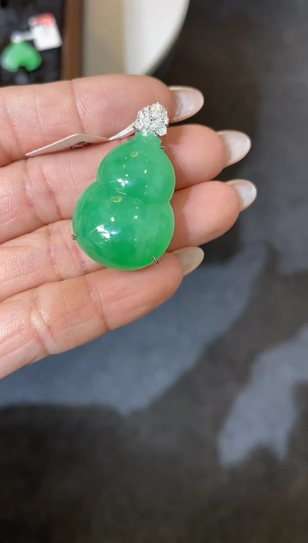 颈饰18K金镶嵌翡翠葫芦