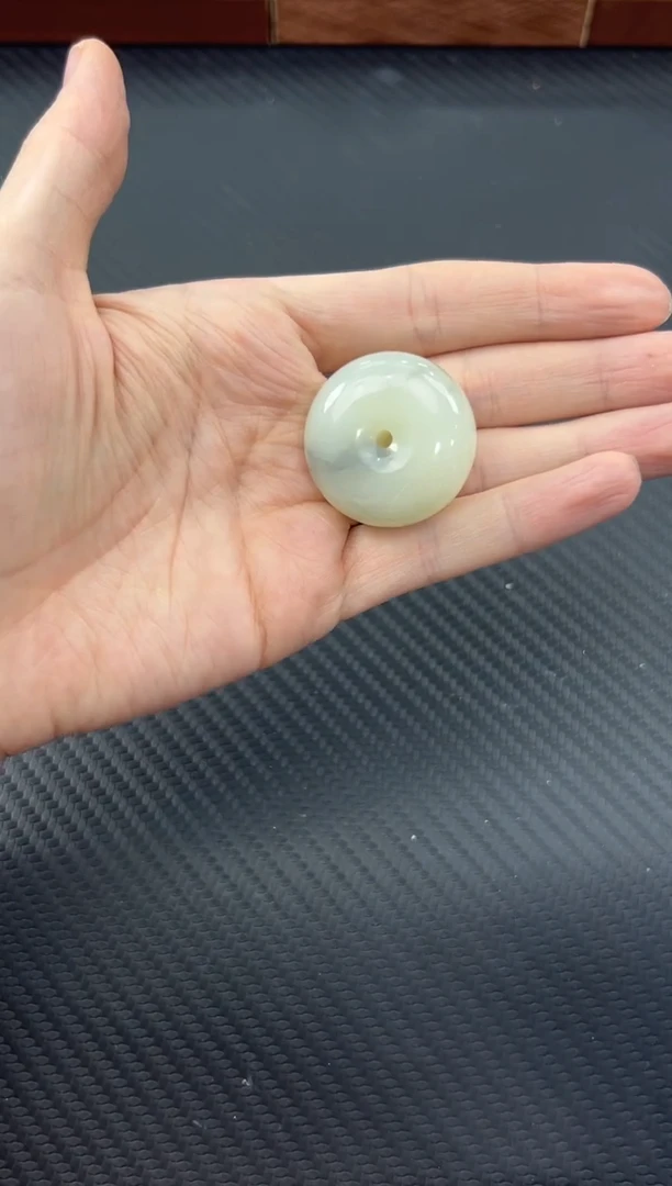 【闪购商品】和田玉吊坠(赠链)未镶嵌黑山微色差平安扣