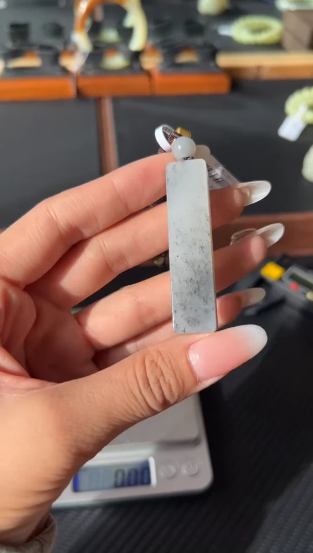 吊坠(赠链)未镶嵌和田玉黑山微色差M