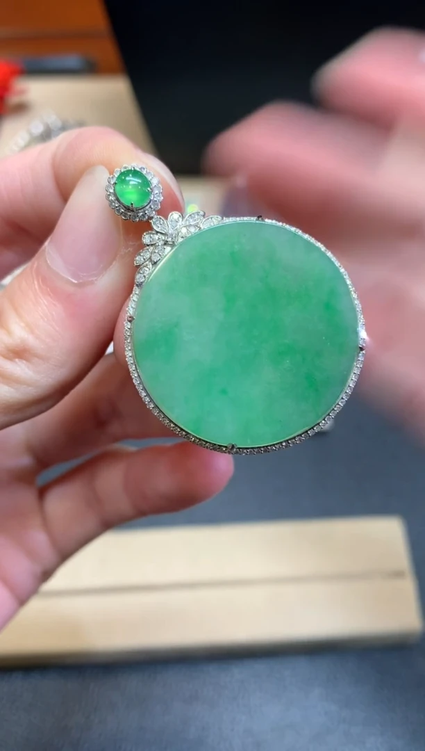 【闪购商品】翡翠颈饰18K金镶嵌无事牌【无服务费】