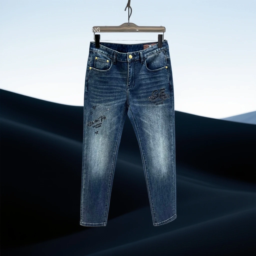 巴赛娜缇时尚弹棉蓝色水洗男士牛仔裤秋季新款字母刺绣烫钻男裤潮