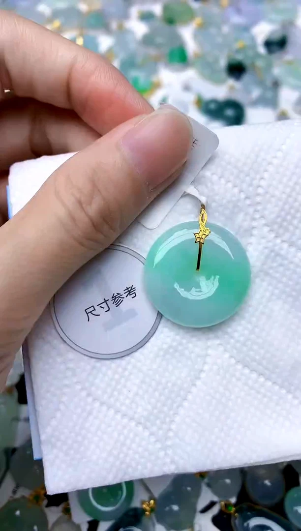 颈饰18K金镶嵌翡翠天然A货翡翠