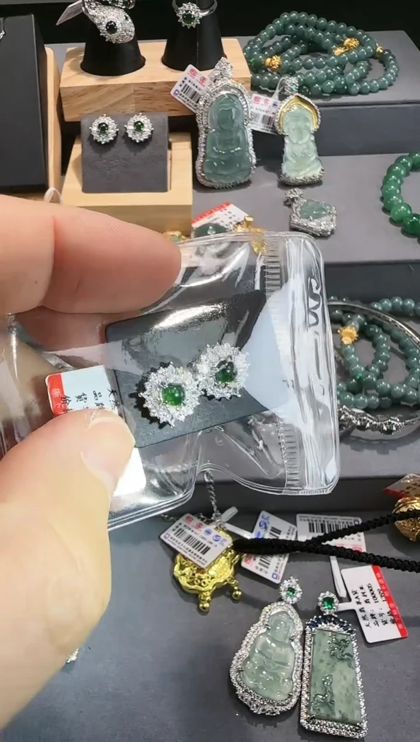 【闪购商品】翡翠吊坠(赠链)未镶嵌天然翡翠A货带证书发货