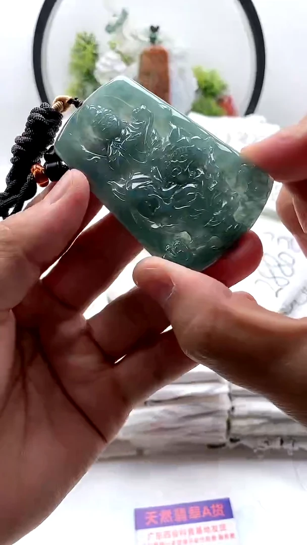 翡翠未镶嵌颈饰文殊