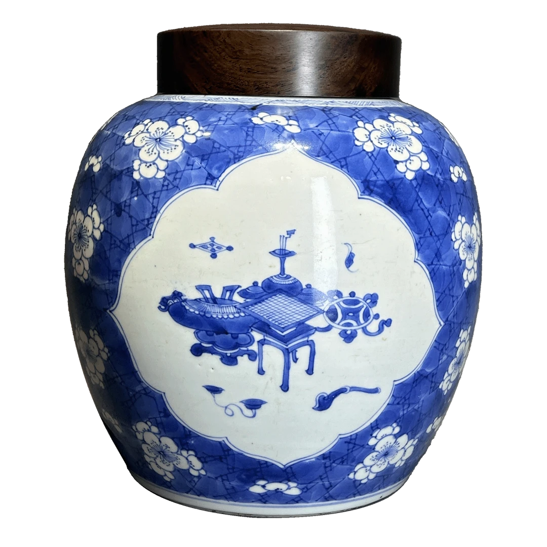 25321149x青花冰梅三开窗博古清供图罐