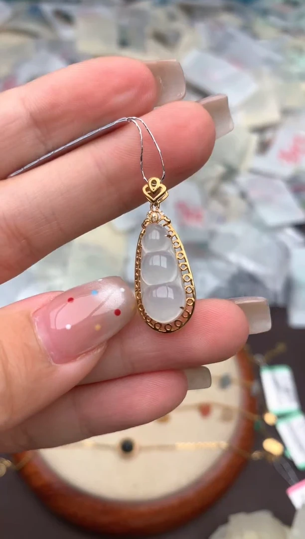 18K金镶嵌挂件翡翠一