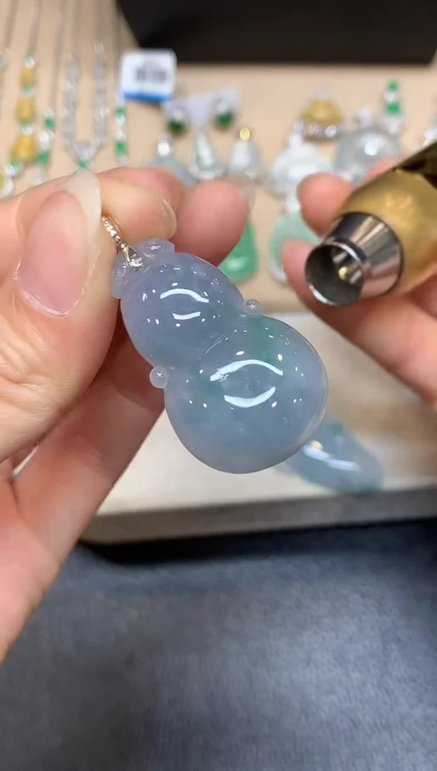 颈饰18K金镶嵌翡翠葫芦【无服务费