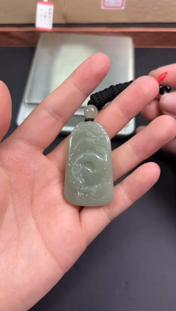 【闪购商品】和田玉吊坠(赠链)未镶嵌且末微色差近矿吊坠
