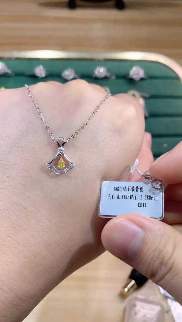 18K金镶嵌吊坠钻石吊坠