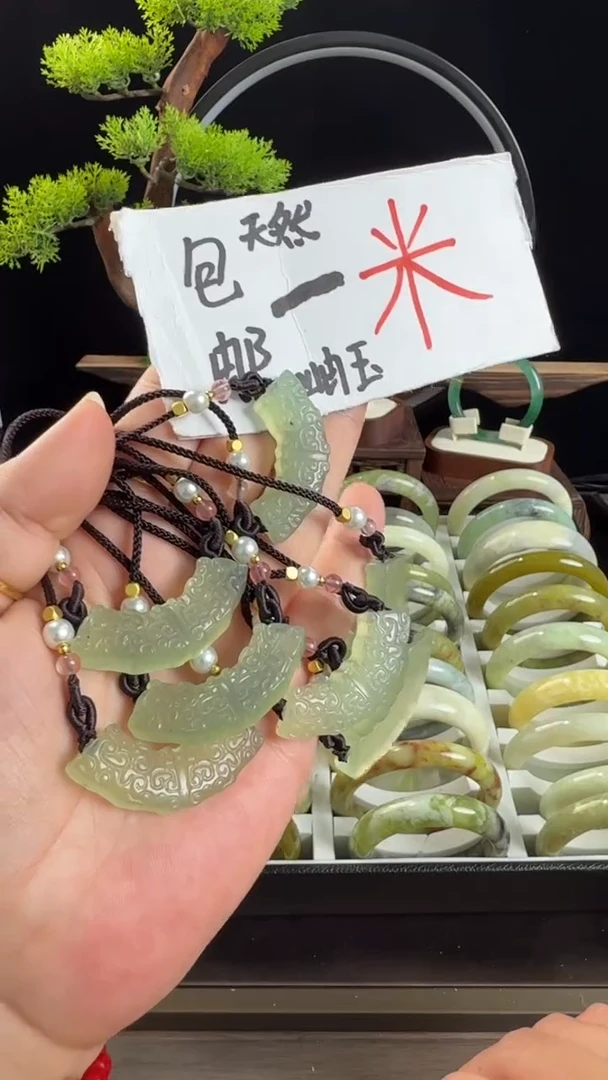 蛇纹石玉未镶嵌颈饰发其中一个