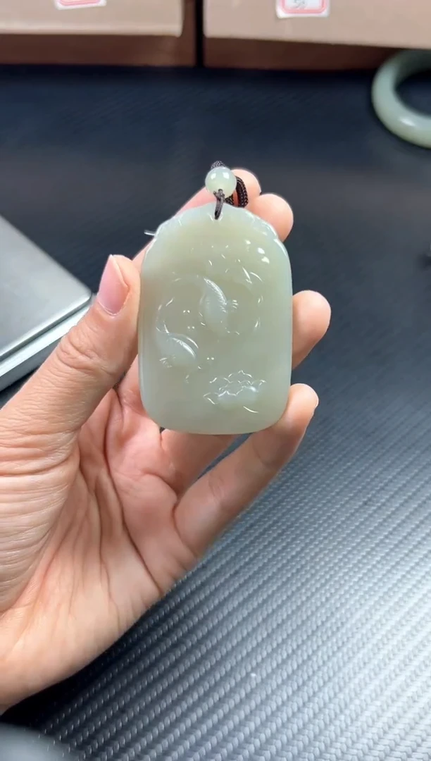 吊坠(赠链)未镶嵌和田玉且末微色差近矿mk