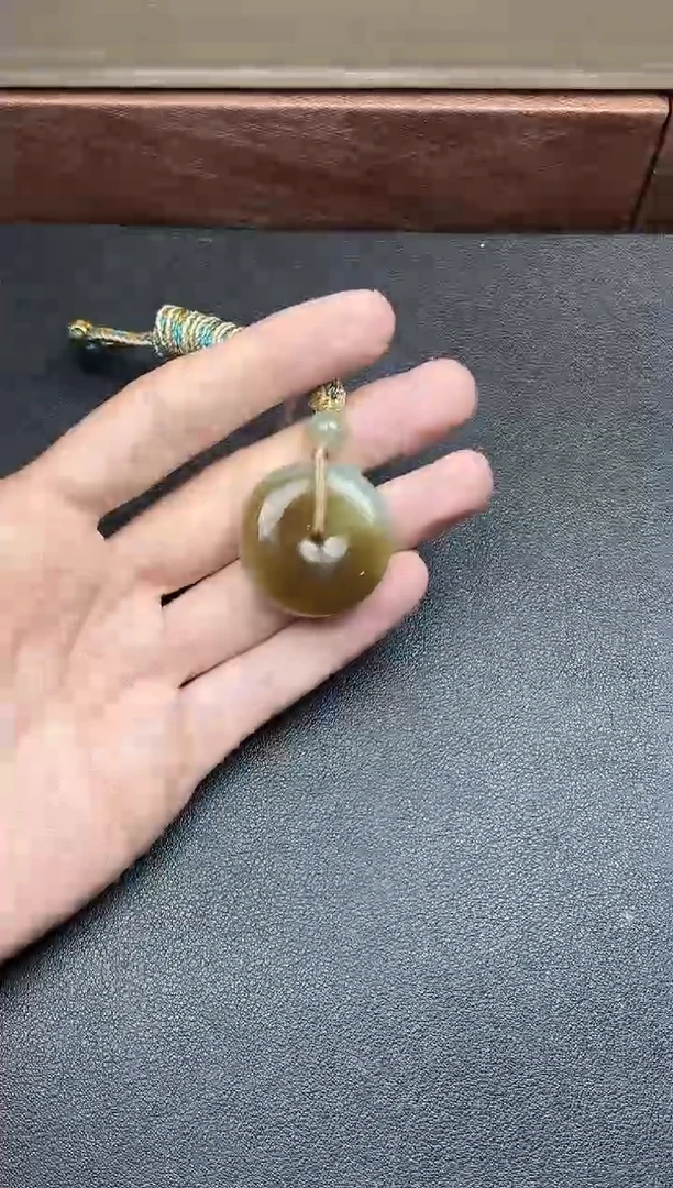吊坠(赠链)未镶嵌和田玉且末微色差近矿二号矿平安扣
