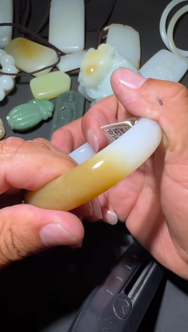 未镶嵌和田玉（糖玉）挂件和田玉