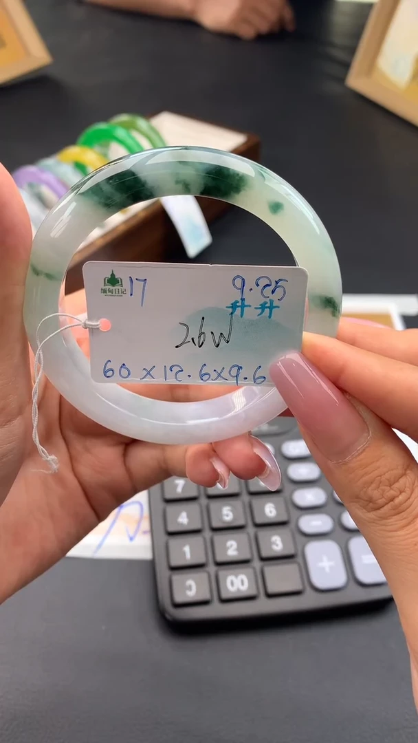 未镶嵌手镯翡翠自带#送人#，联系客服核对地址~