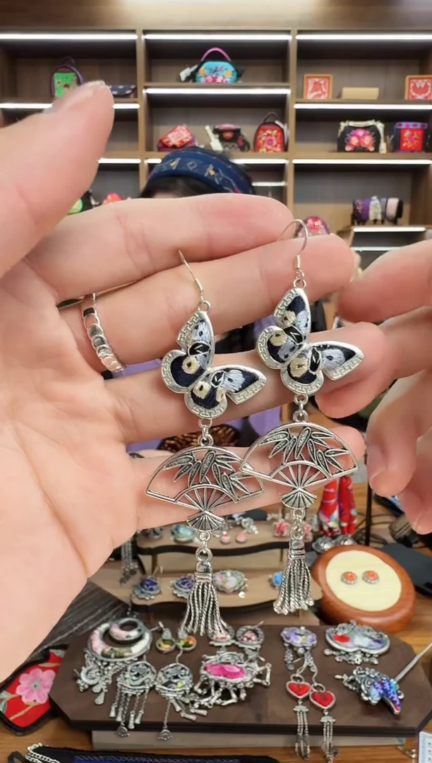 【闪购商品】织绣127蒙阿苏苗绣传承