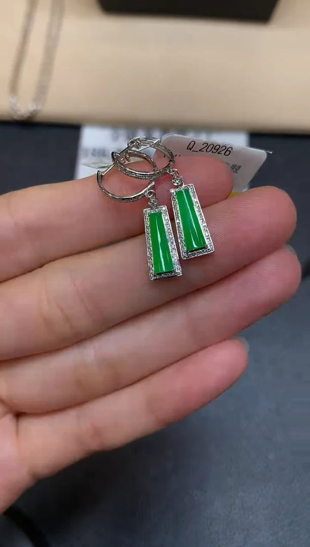 18K金镶嵌翡翠耳饰无事柱【无服务费