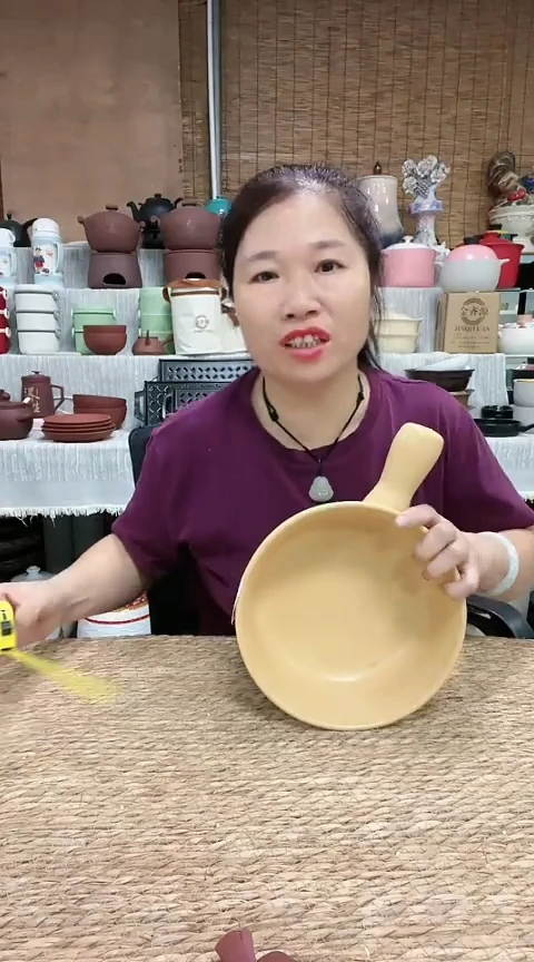 瑕疵米黄手把锅一个